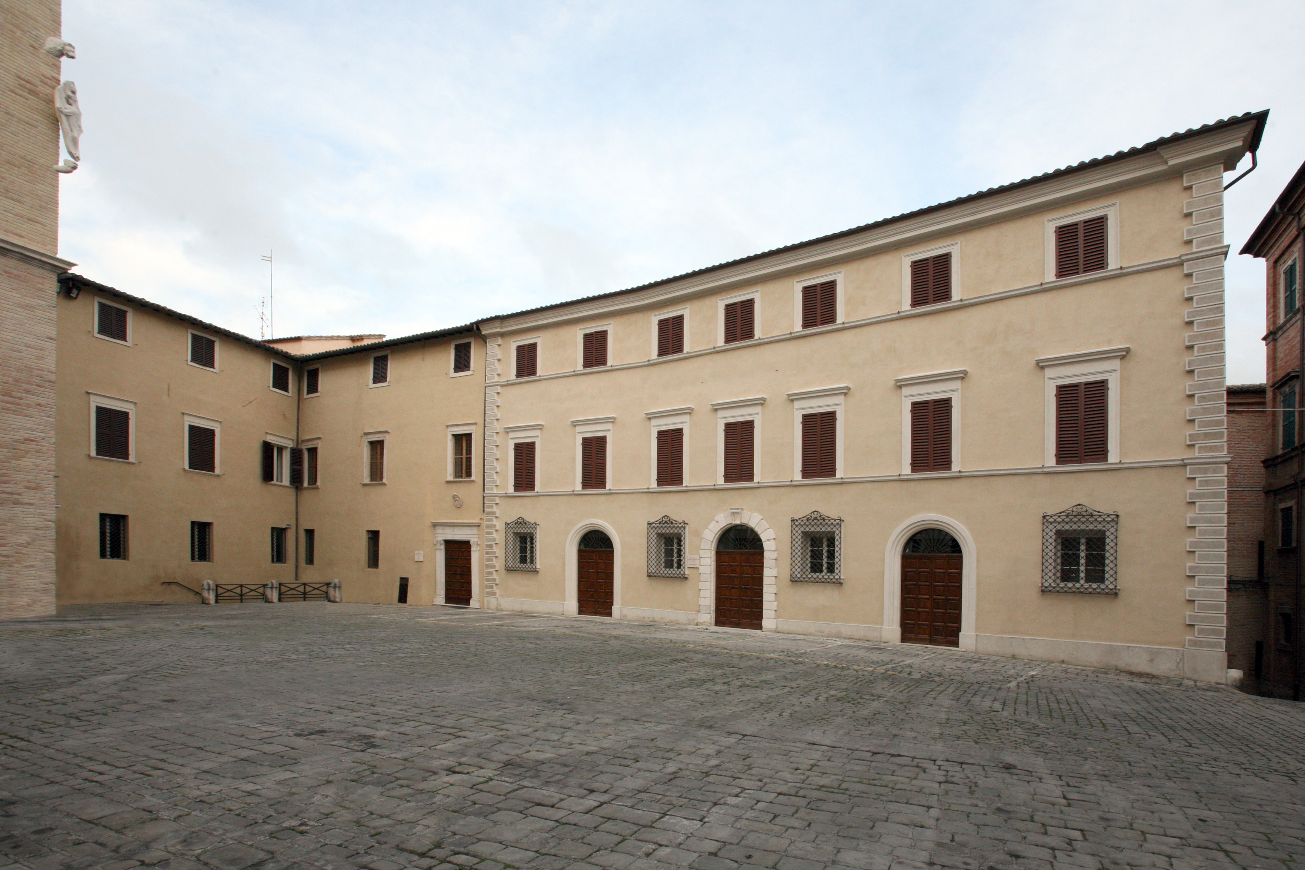 Una foto di Piazza Colocci con in primo piano Palazzo Bisaccioni